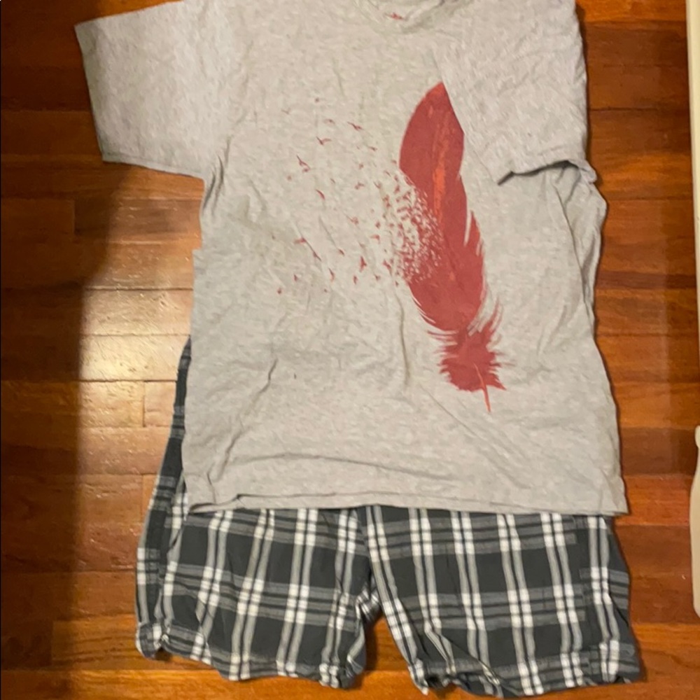 Size 33 cargo shorts with large t shirt